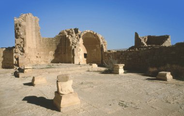 negev içinde avdat (Güney Kilisesi) nabatean kentinde eski bir Hıristiyan Kilisesi kalıntıları çöl