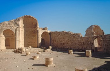 negev içinde avdat (Güney Kilisesi) nabatean kentinde eski bir Hıristiyan Kilisesi kalıntıları çöl