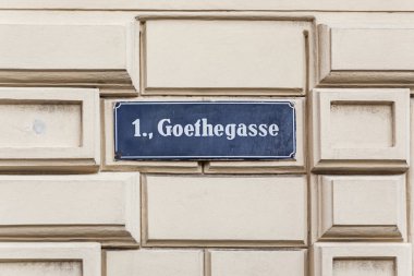 hombre acostado en una cama de masaje