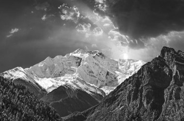 Üst Pisang, beyaz Annapurna aralığı görünümünü Sunrise