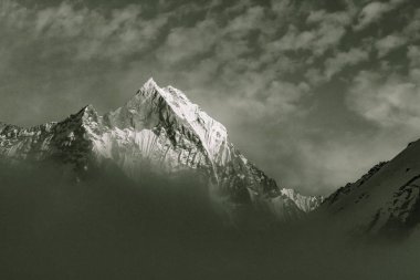 Machhepuchare ve Annapurna Merkez Kampı üzerinde yıldızlı gökyüzü - Nepal, Himalayalar