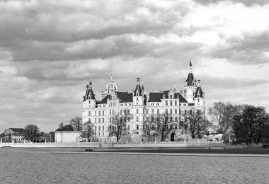 Parlak ışıkta ünlü Schwerin Kalesi