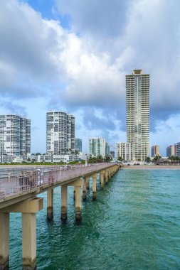 sunny Isles Beach, ABD skyline ile balıkçılık iskele