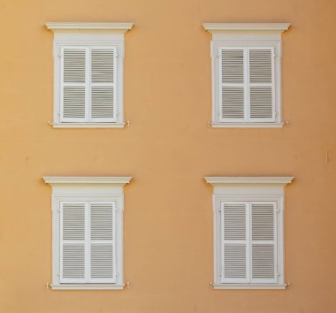 beyaz duvar ile beyaz renkte ahşap Panjur harmonik bir arka plan verir