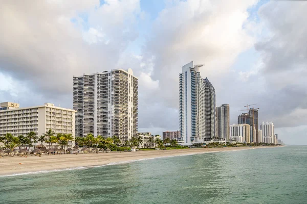 Leerer Strand Sonnigen Inselstrand Mami Frühen Morgen Mit Wolkenkratzer Hintergrund — Stockfoto