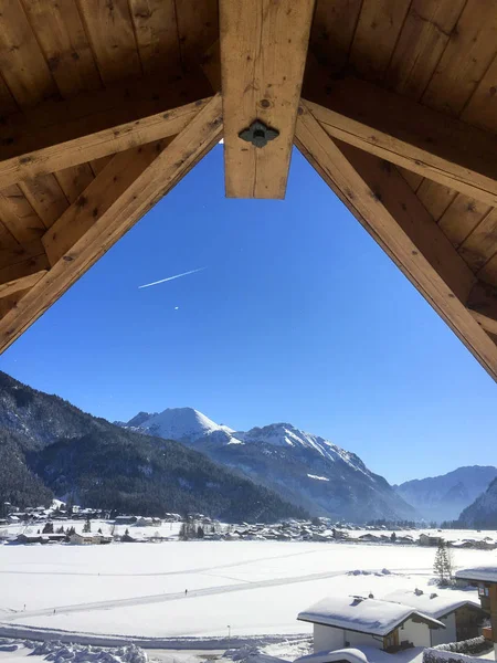 Paisagem Neve Cênica Inverno Tirol Áustria Visto Uma Janela Uma — Fotografia de Stock