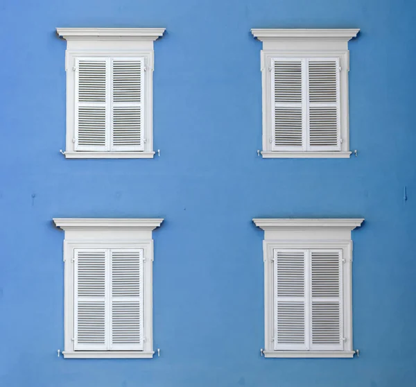 Ξύλινο Παραθυρόφυλλο Λευκό Χρώμα Λευκό Τοίχο Δίνει Ένα Αρμονικό Φόντο — Φωτογραφία Αρχείου