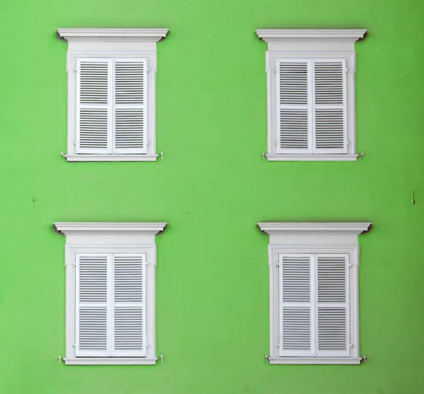 Obturador Madera Color Blanco Con Pared Blanca Fondo Armónico —  Fotos de Stock