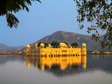 Man Sagar Gölü 'ndeki Su Sarayı (Jal Mahal). Jaipur, Rajasthan, Hindistan. 18. yüzyıl. Saray Dzhal-Mahal