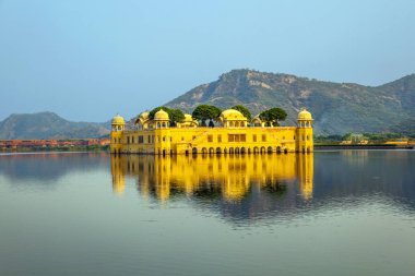 Man Sagar Gölü 'ndeki Su Sarayı (Jal Mahal). Jaipur, Rajasthan, Hindistan. 18. yüzyıl. Saray Dzhal-Mahal