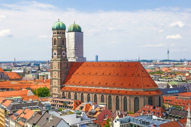 Münih 'e Marienplatz, yeni Belediye Binası ve Frauenkirche 'ye hava görünümü