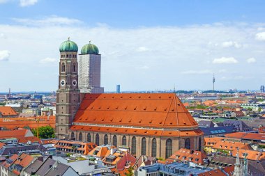 Münih 'e Marienplatz, yeni Belediye Binası ve Frauenkirche 'ye hava görünümü