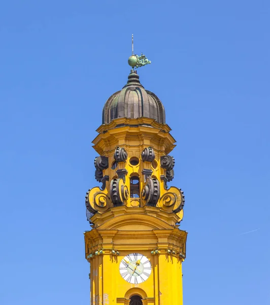 Věž Slavného Theatine Church Mnichově — Stock fotografie