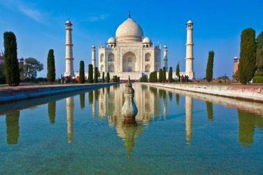 Mavi gökyüzü ile güzel taj mahal-Hindistan
