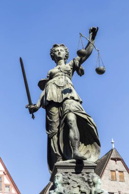 Frankfurt, roemerberg meydanında Justitia (adalet) heykel inşa 1887.