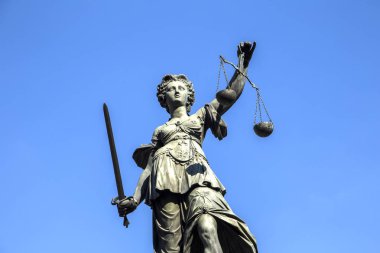 Frankfurt, roemerberg meydanında Justitia (adalet) heykel inşa 1887.