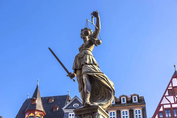 正义夫人站在法兰克福蓝天下的喷泉上 作为正义的象征 — 图库照片