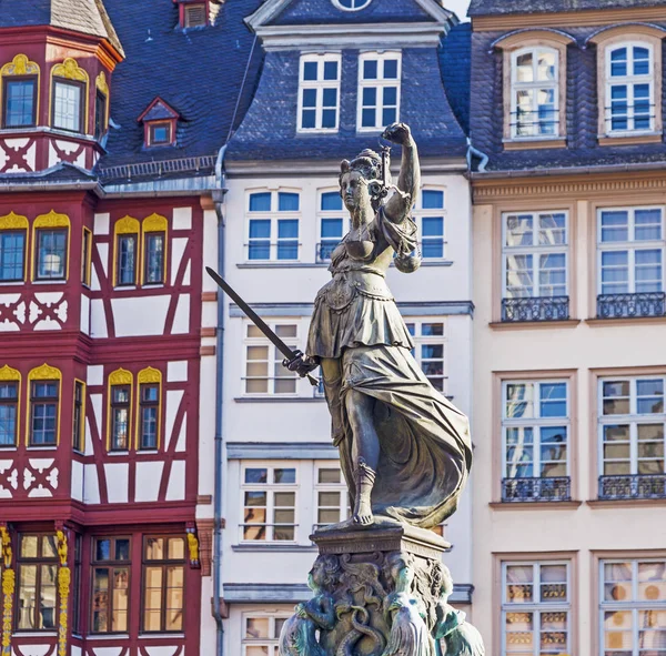 Lady Justice Fonte Sob Céu Azul Frankfurt Como Símbolo Justiça — Fotografia de Stock