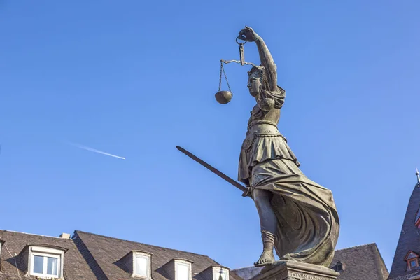 Lady Justice Standing Fountain Blue Sky Frankfurt Symbol Justice — Stock Photo, Image