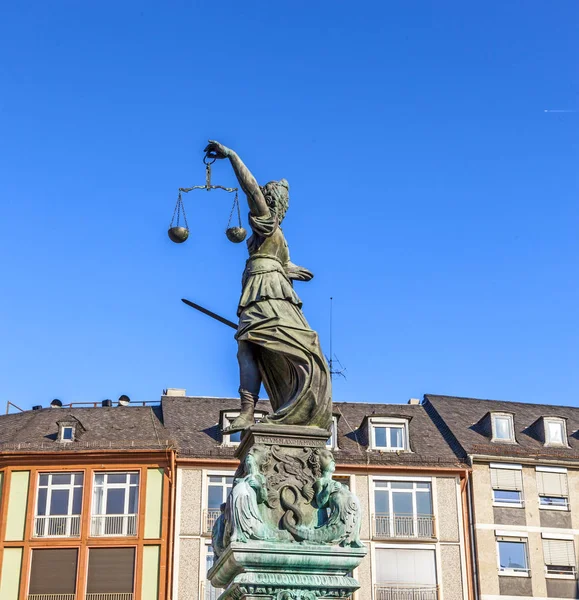 Lady Justice Står Vid Fontänen Blå Himmel Frankfurt Som Symbol — Stockfoto