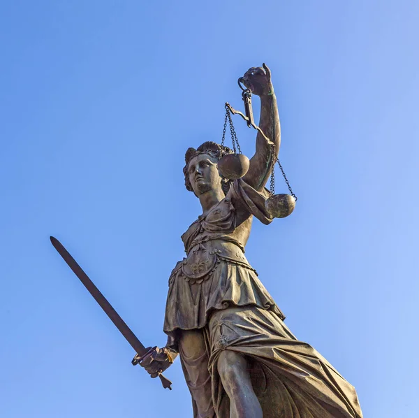 Vrouwe Justitia Permanent Bij Fontein Onder Blauwe Hemel Frankfurt Als — Stockfoto