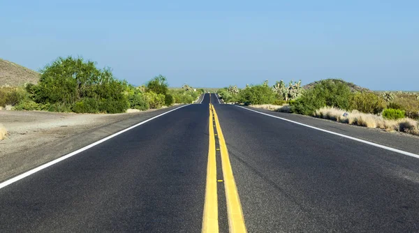 追い越し禁止を示す黄色の線と日没の空の高速道路 — ストック写真