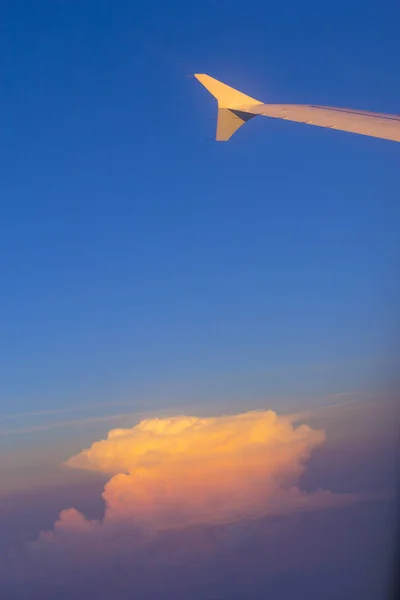 Asa Aeronave Sob Céu Azul Nascer Sol — Fotografia de Stock