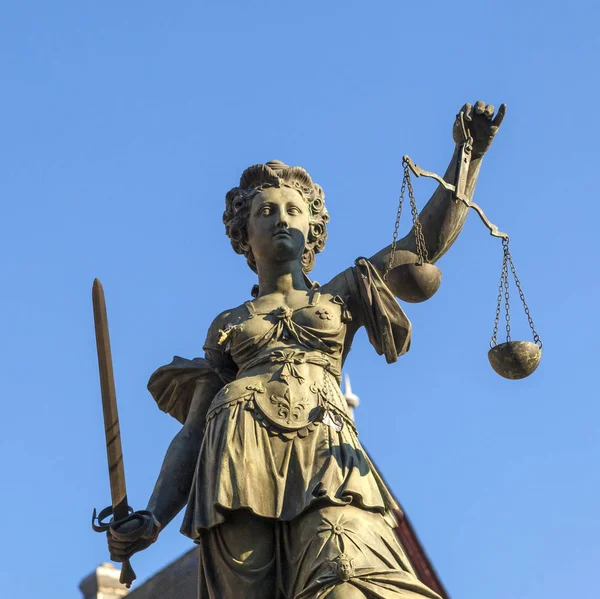 Standbeeld Van Vrouwe Justitia Tegenover Romer Frankfurt Duitsland — Stockfoto