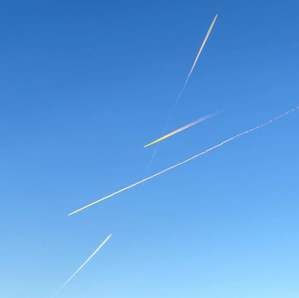 Contrail Μπλε Και Πορτοκαλί Ουρανό — Φωτογραφία Αρχείου