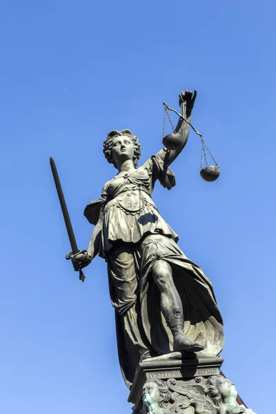 Γλυπτική Justitia Κυρία Δικαιοσύνης Στο Τετράγωνο Roemerberg Στη Φρανκφούρτη Χτισμένο — Φωτογραφία Αρχείου