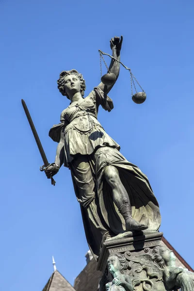 Γλυπτική Justitia Κυρία Δικαιοσύνης Στο Τετράγωνο Roemerberg Στη Φρανκφούρτη Χτισμένο — Stockfoto