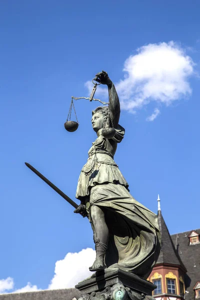 Justitia Lady Justice Escultura Praça Roemerberg Frankfurt Construída 1887 — Fotografia de Stock