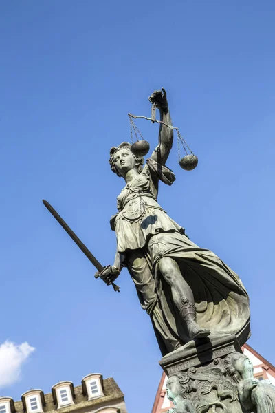 Justitia 正义女神 雕塑在法兰克福的 Roemerberg 广场上修造了 1887 — 图库照片