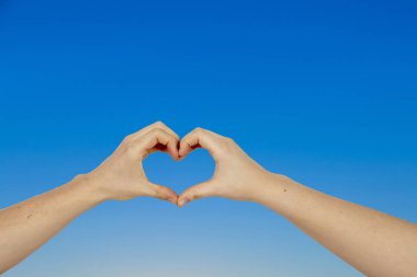 eller erkek ve kadın aşk sembolü olarak bir kalp olarak kurulan