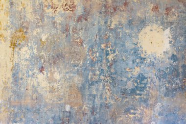 Kaldırılan duvar kağıdı ve boya geri kalanı ile eski duvar 