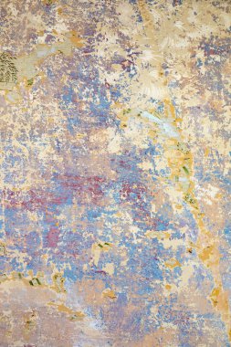 Kaldırılan duvar kağıdı ve boya geri kalanı ile eski duvar 