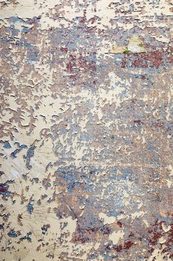 Kaldırılan duvar kağıdı ve boya geri kalanı ile eski duvar 