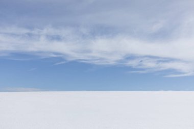 Beyaz Snowfield üzerinde mavi gökyüzü 