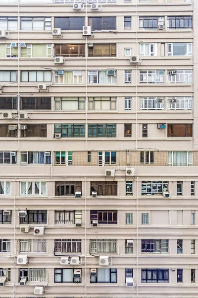 Fachada de uma casa de apartamento no centro de Kowloon com pequenos quartos — Fotografia de Stock