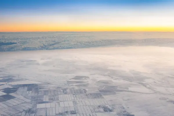 Letecký pohled na ruské zemědělství krajiny sněhu s himal — Stock fotografie