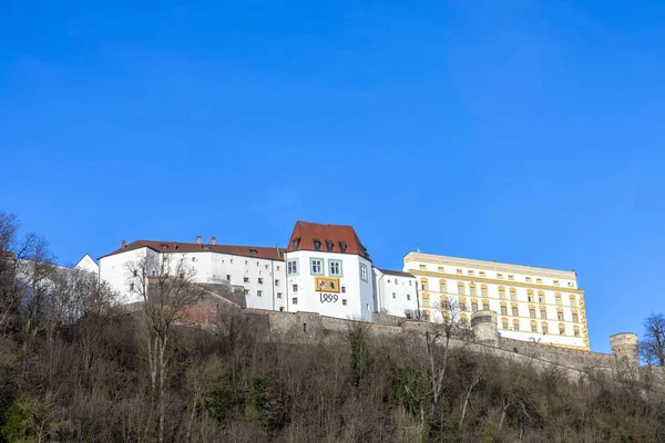Panoramic view to Veste Oberhaus at the hill with river Danube i — Stock Photo, Image