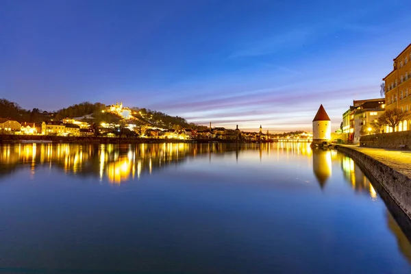 Utsikt över floden inn på Passau i Bayern med reflektion av promenaden — Stockfoto