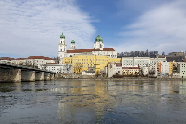 Silhuett av Passau med domkyrkan — Stockfoto