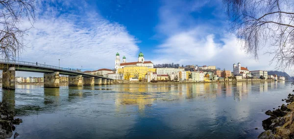 Silhuett av Passau med domkyrkan — Stockfoto