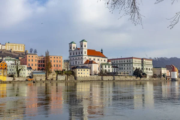 Silhuett av Passau med domkyrkan — Stockfoto