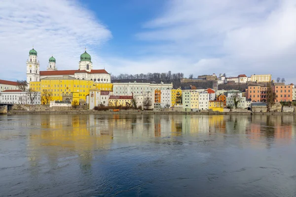 Silhuett av Passau med domkyrkan — Stockfoto