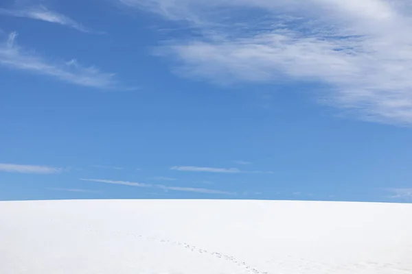 Ciel bleu sur champ de neige blanc — Photo