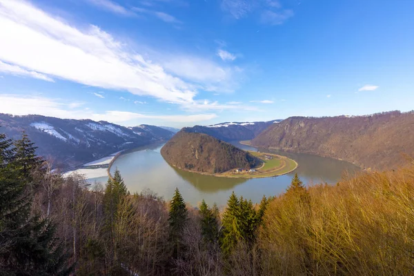 Mirada del Danubio en Haibach, Schloengen, austria — Foto de Stock