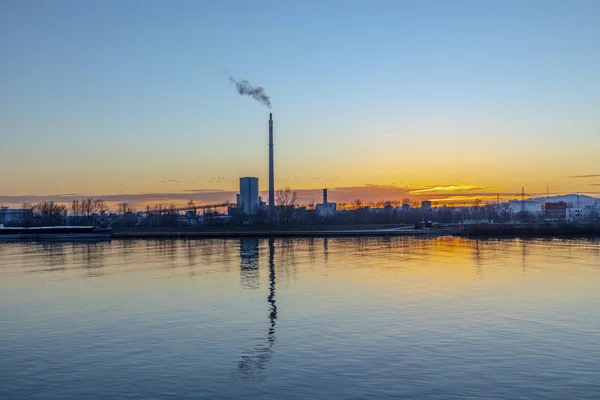 Industria en el río Danubio en Linz, Austria en la puesta del sol — Foto de Stock