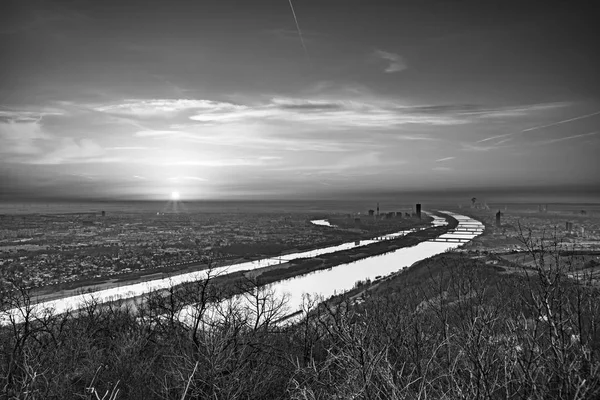 Vista na luz da manhã para Viena com o rio Danúbio — Fotografia de Stock